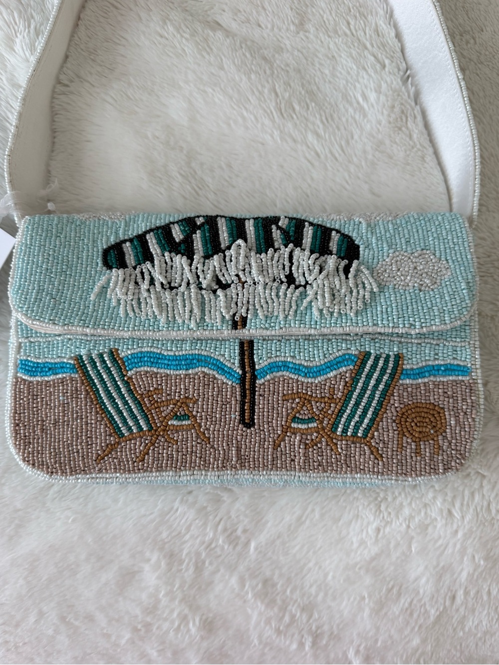 NWT Hand-Beaded Beach Scene Shoulder Bag in Light Blue, White and Tan - Picture 4 of 15
